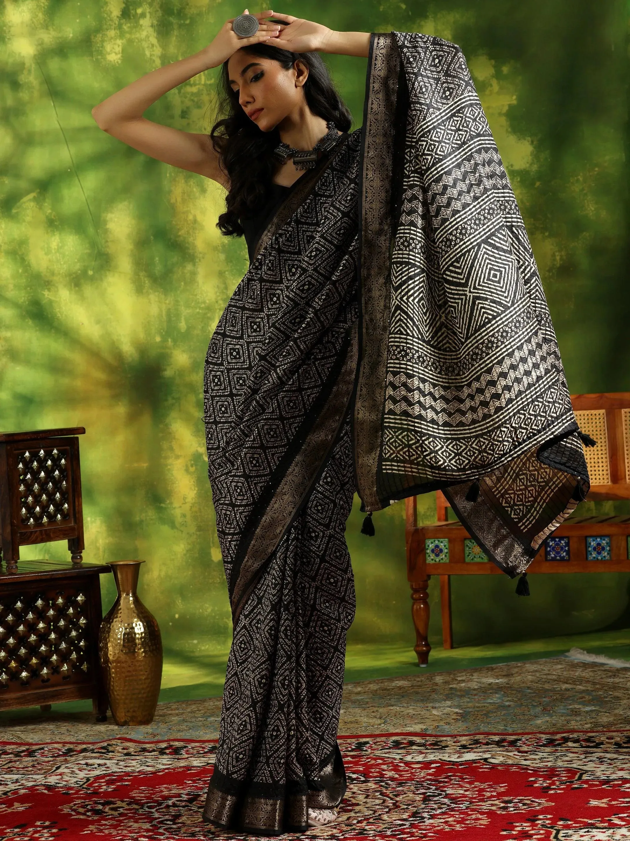 Black Printed Silk Blend Saree With Unstitched Blouse Piece