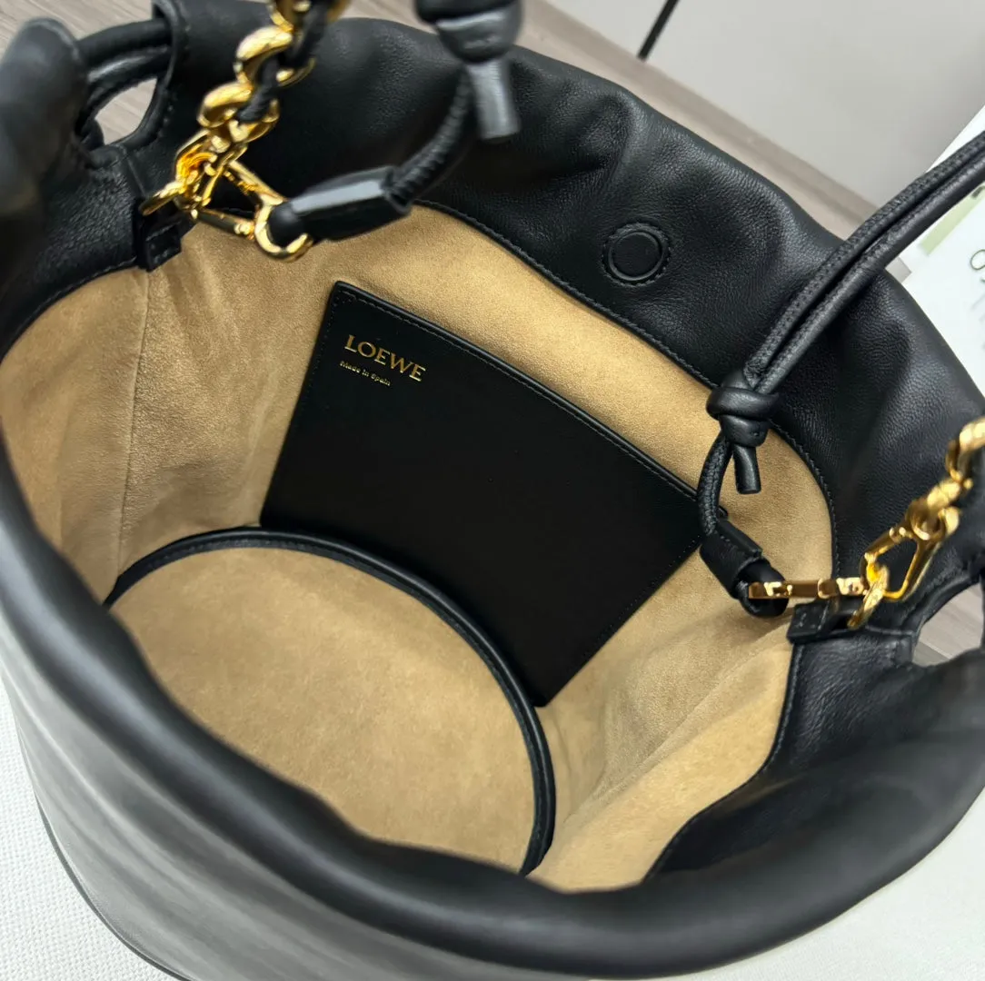 LOE 32 FLAMENCO PURSE BUCKET IN BLACK LAMBSKIN