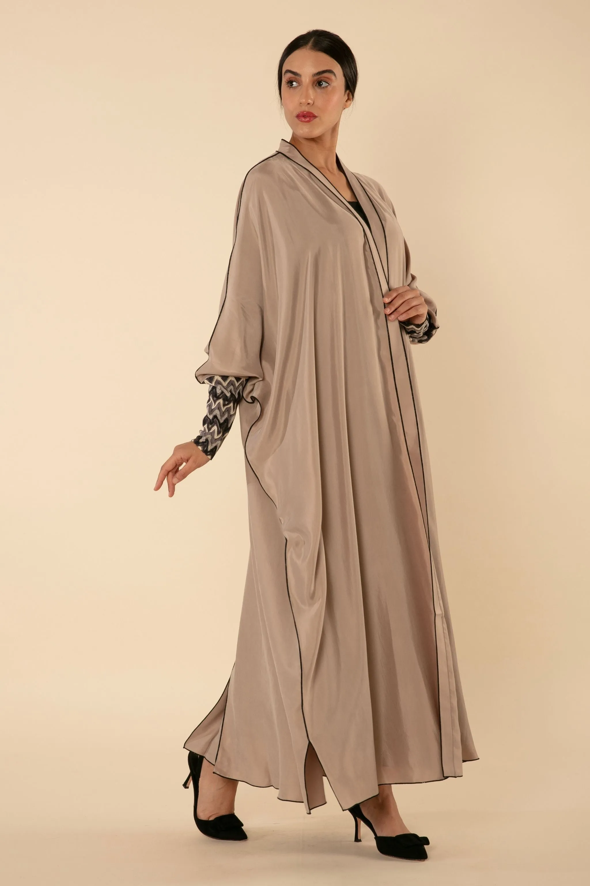 SERENE SANDSTONE ABAYA WITH ZIG-ZAG CUFFS